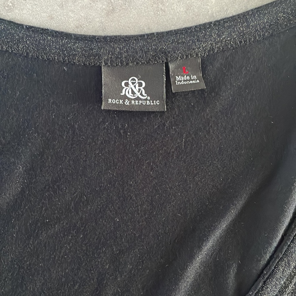 ROCK & REPUBLIC women’s deep V black tee shirt silver sparkles cap sleeves sz L - Picture 2 of 9